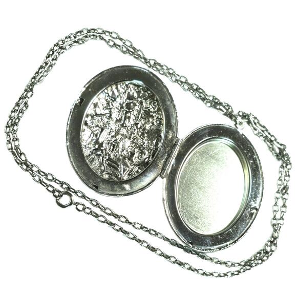 Vintage 1970s Unmarked Whiting Davis Oversized Locket 1500s Scene Necklace - Picture 5 of 5